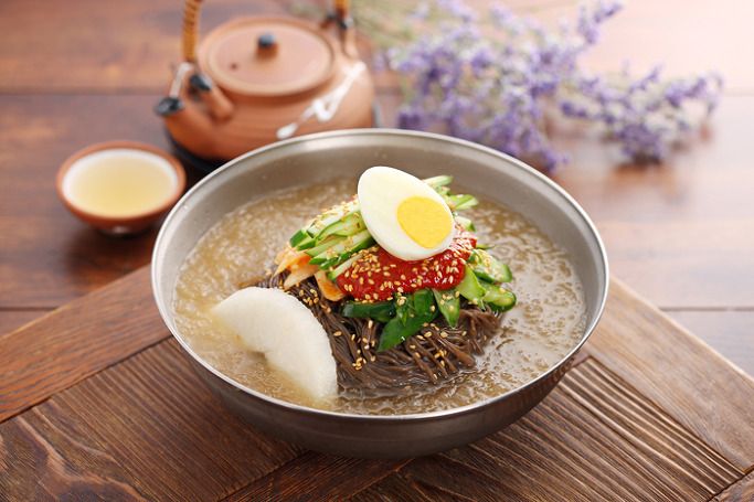Naengmyeon: Món mỳ lạnh nổi tiếng của xứ sở Kim Chi