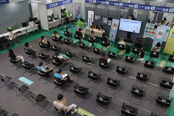 Tỷ lệ người từ 18-49 tuổi đặt lịch tiêm chủng COVID-19 đạt 60,2%