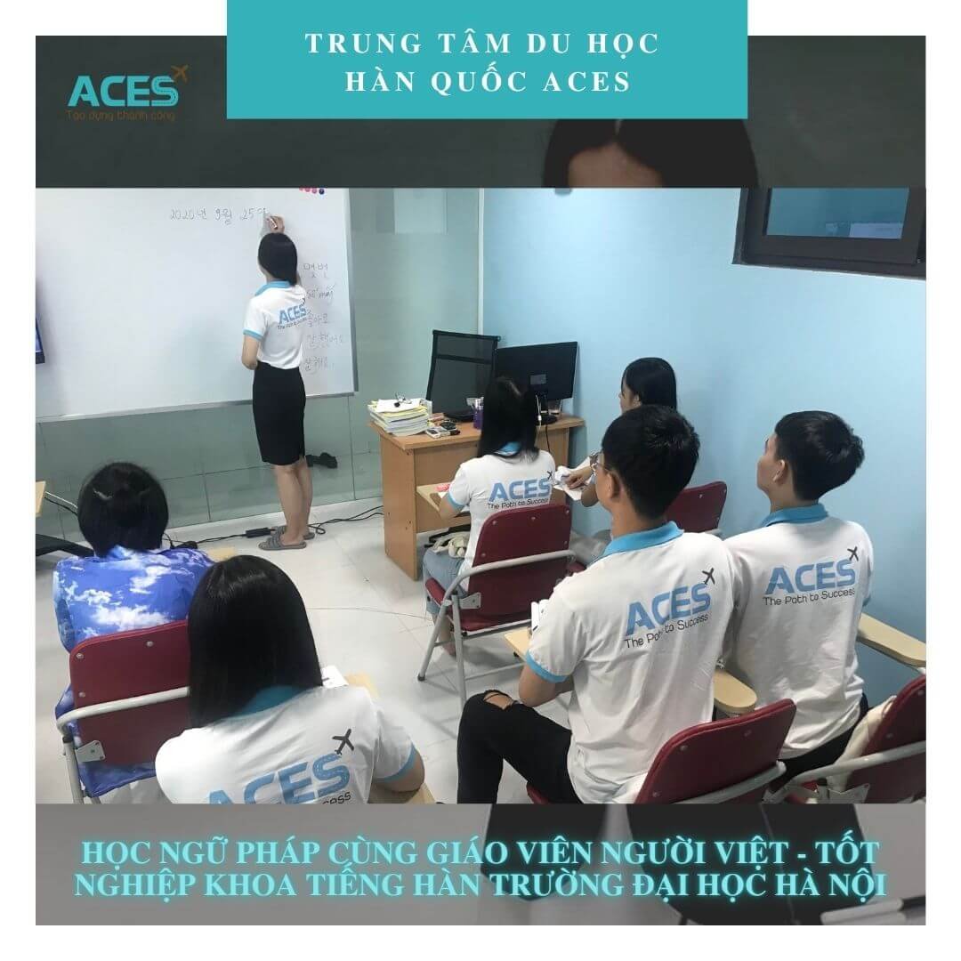 Cô giáo Đỗ Thị Vân Anh - tốt nghiệp từ khoa Tiếng Hàn trường Đại học Hà Nội - một HANUers chính hiệu lên lớp dạy các em học sinh